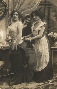 Mann ser på en kvinne kle seg av French Photographer